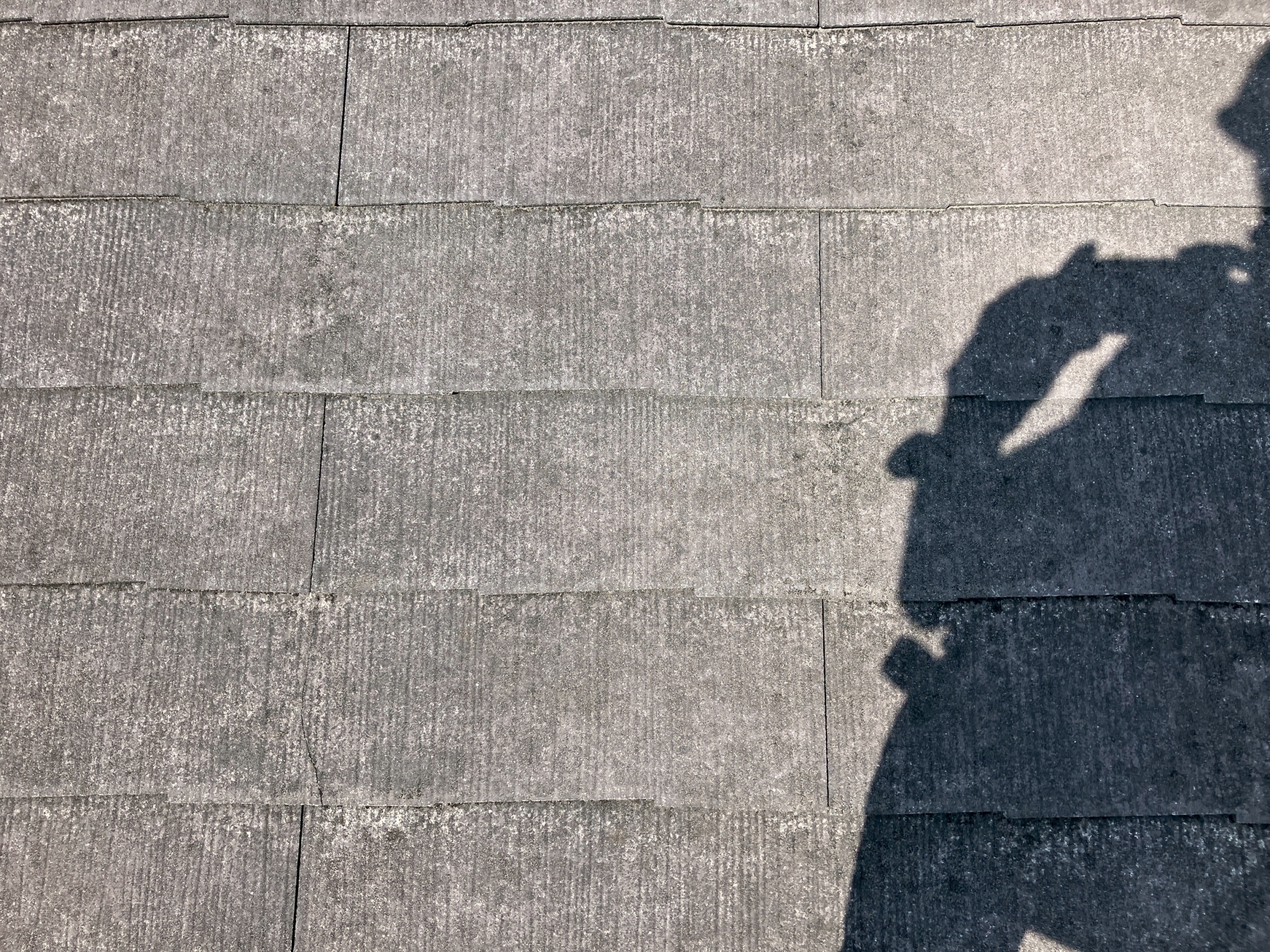 化粧スレートが割れている